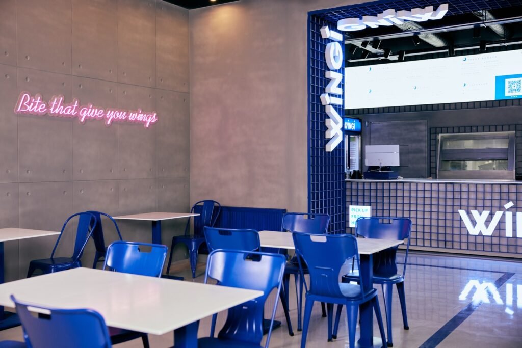 تنفيذ أرضيات عزل إيبوكسي في مطعم Wingi