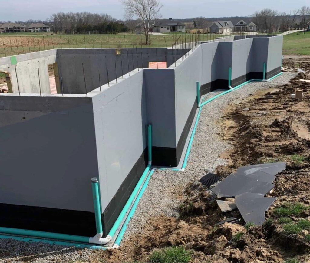 صورة عزل أساسات باستخدام البيتومين "تنفيذ عزل مدفون بالبيتومين لأساسات المباني في سوريا"
